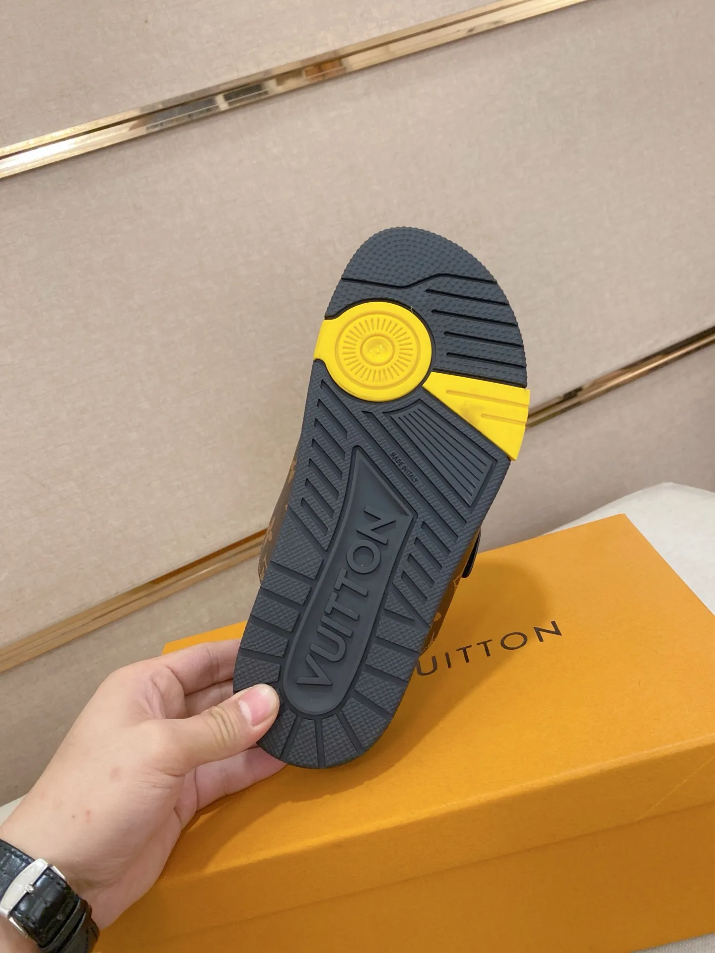 Factory price: 420💰Made by LV🔍Top purchasing agent. Men's spring and summer slippers are available at the same counter. The uppers are made of cowhide imported from Italy. High-quality craftsmanship, soles: original soles specially provided by the original factory, exclusive movable molded soles are super comfortable, original factory follow-up goods, 🔍🔍high quality, can be entered and exited the counter at will, welcome to compare, code number 38-44. Can be customized45